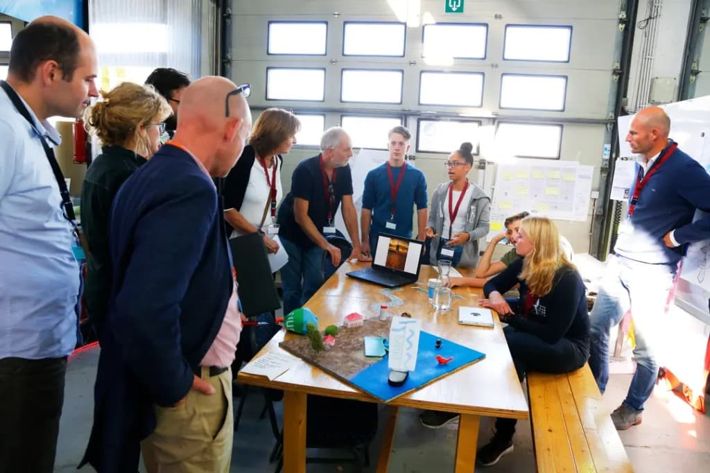 Deelnemers werken samen tijdens een makathon